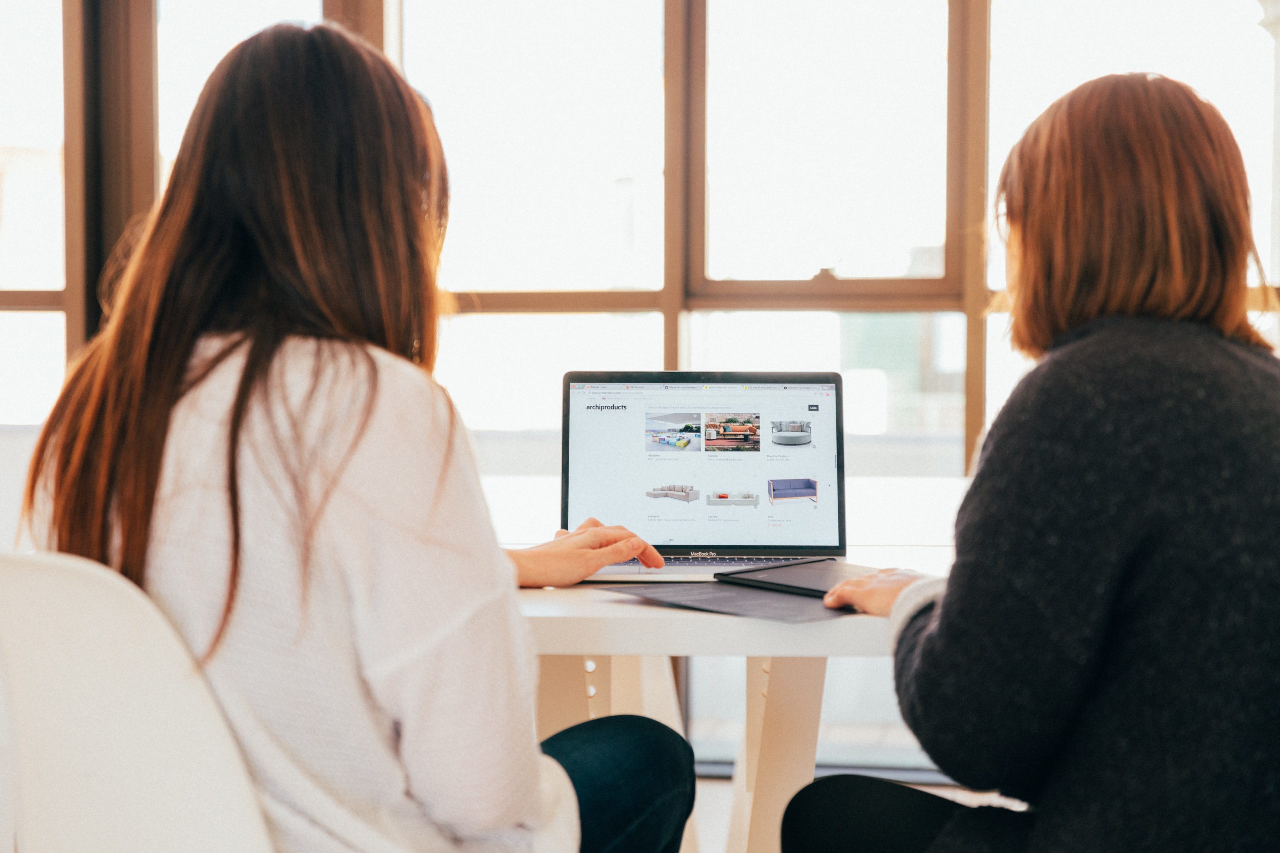 Texter für Nachhaltigkeitsbericht finden (c) KOBU agency, unsplash.com Zwei Frauen im Gespräch (c) KOBU agency, unsplash.com